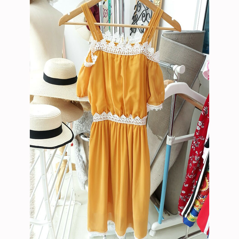 kudapy เดรสยาวสีขาว/สีเหลือง/สีชมพู สายเดี่ยว งานผ้าชีฟองมีซับใน ดีไซน์แต่งปาดไหล่ อกเอวและชายเดรสแต่งแซมด้วยผ้าลูกไม้ถักทออย่างละเอียด