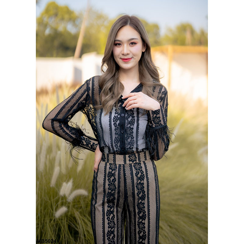 kudapy ชุดเซทสีฟ้า/สีดำ เสื้อติดกระดุมด้านหน้า กางเกงขายาวทรงกระบอกผ้าซีทรูลายลูกไม้ ตกแต่งด้วยขนนกปลายแขน มีซับเฉพาะส่วนของกางเกง