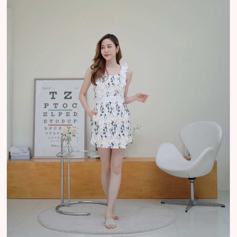 kudapy จั๊มสูทขาสั้นสีชมพู/สีขาว สายเดี่ยวทรงป้ายหน้าลายดอกไม้สวยดูดี