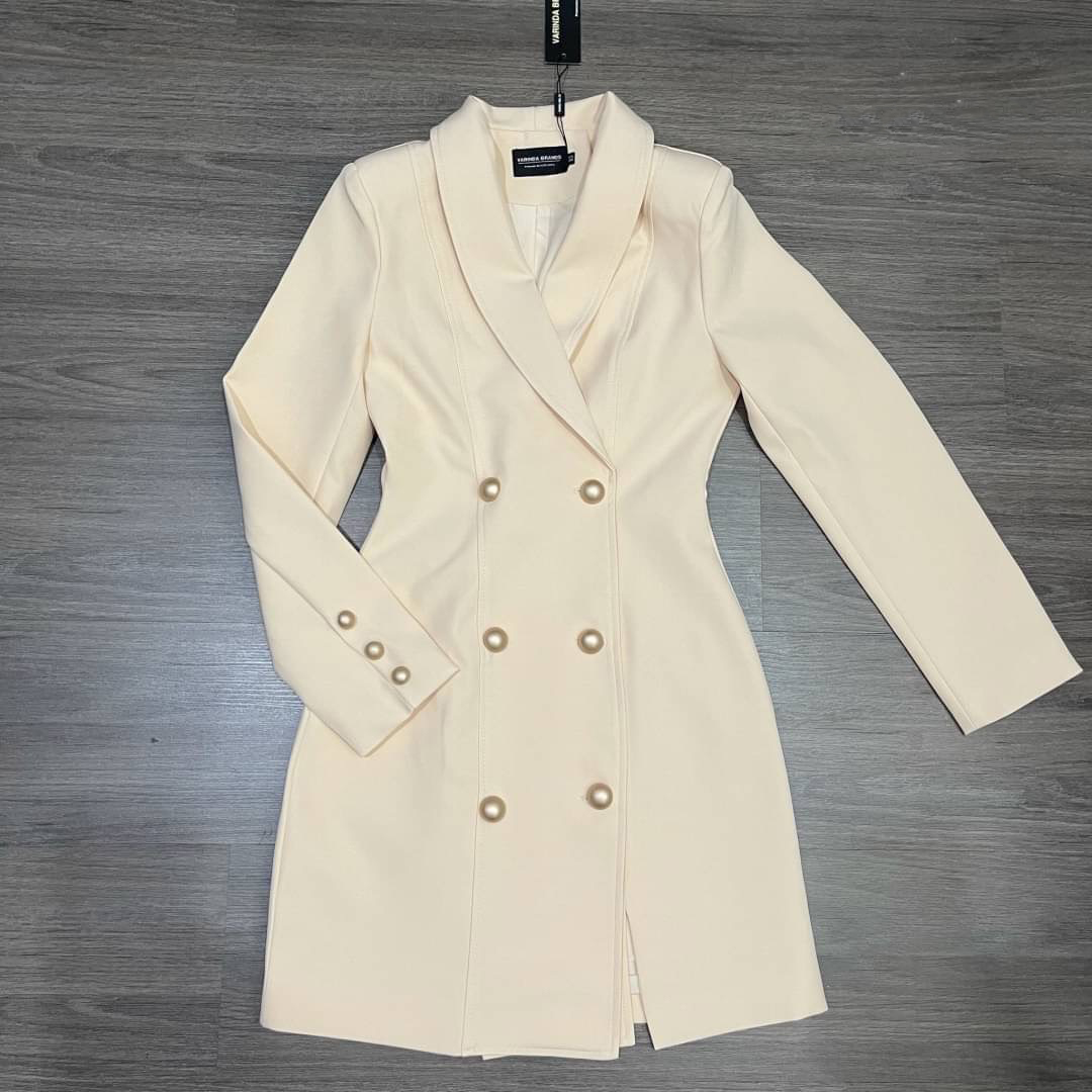 kudapy เดรสสูทสีครีม/สีดำ/สีแดง เนื้อผ้าดี มีซับในทั้งชุด เป็นเดรสกระดุมหน้า โทนสีนี้ใส่ได้ตลอดทุกโอกาส