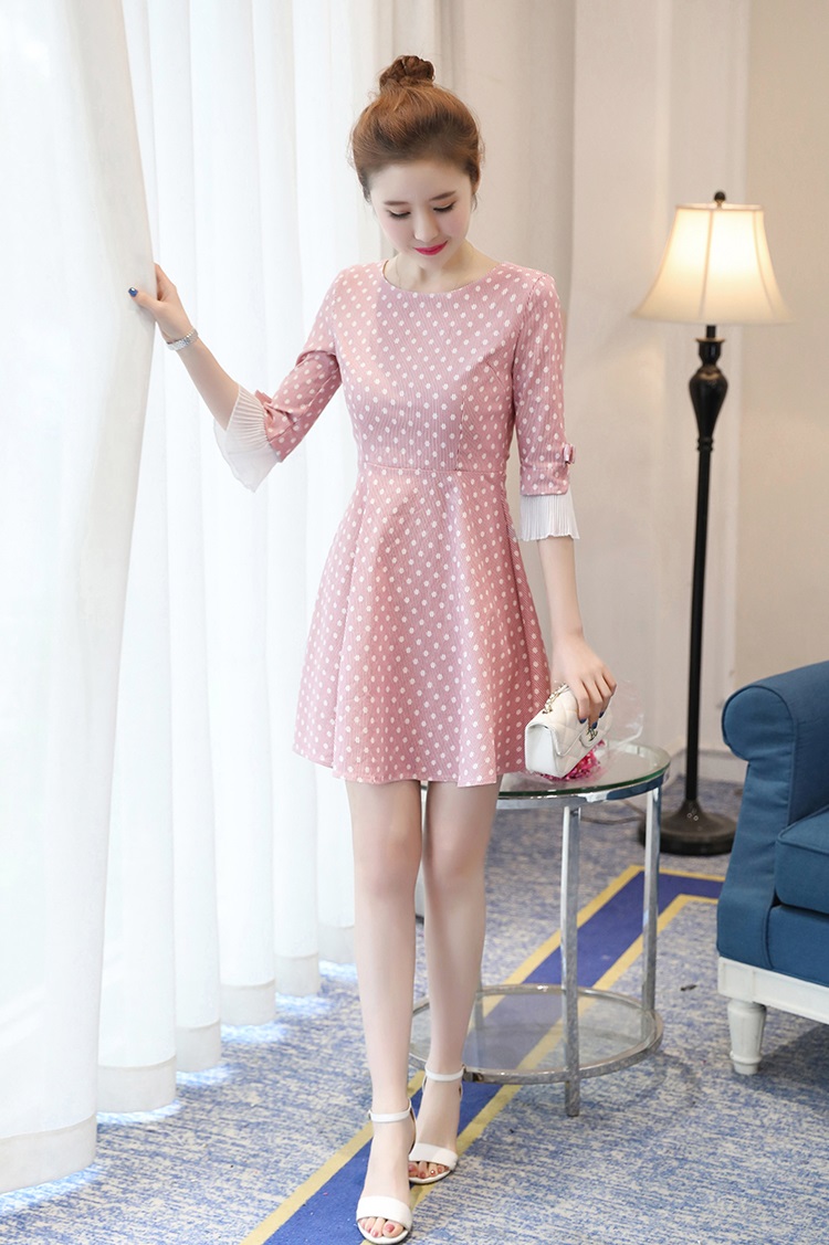 kudapy เดรสสั้นลายจุดสีชมพู /สีน้ำเงินกรมท่า เดรสคอกลมทรงเข้ารูป แต่งปลายแขนระบาย เย็บโบว์ติดตรงแขน มีซิปซ่อนด้านหลัง ผ้าค่อนข้างแข็ง