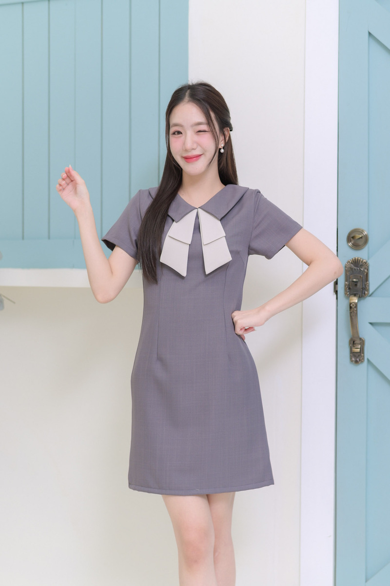 kudapy เดรสแขนสั้น คอปกดีไซน์เก๋ แต่งชายโบว์สองชั้นสีตัดตัวชุดเพิ่มกิมมิคความน่ารัก จับเกล็ดเข้าเอวทั้งหน้า-หลัง