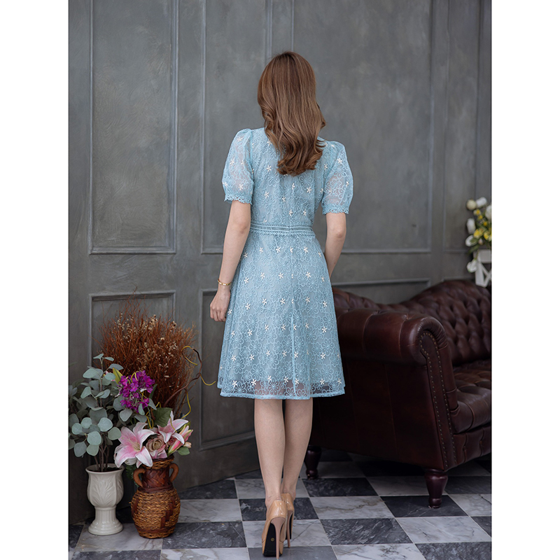 kudapy เดรสสั้นสีเขียวคอวี/สีเขียวคอกลม ผ้าตาข่ายปักทั้งตัว แซมปักด้วยดิ้นทอง แพทเทิร์นสวยคลาสสิค มีดีเทลแต่งลูกไม้ปลายแขนและเอว ช่วงชายกระโปรงเป็นระบายสองชั้น