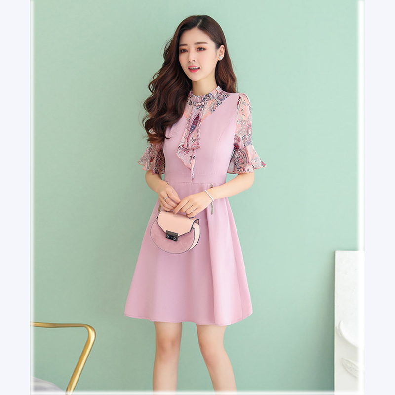 kudapy เดรสสั้นสีชมพู ผ้าคอตตอนผสม คอเสื้อและแขนเสื้อเป็นผ้าชีฟองพิมพ์ลายตามแบบ