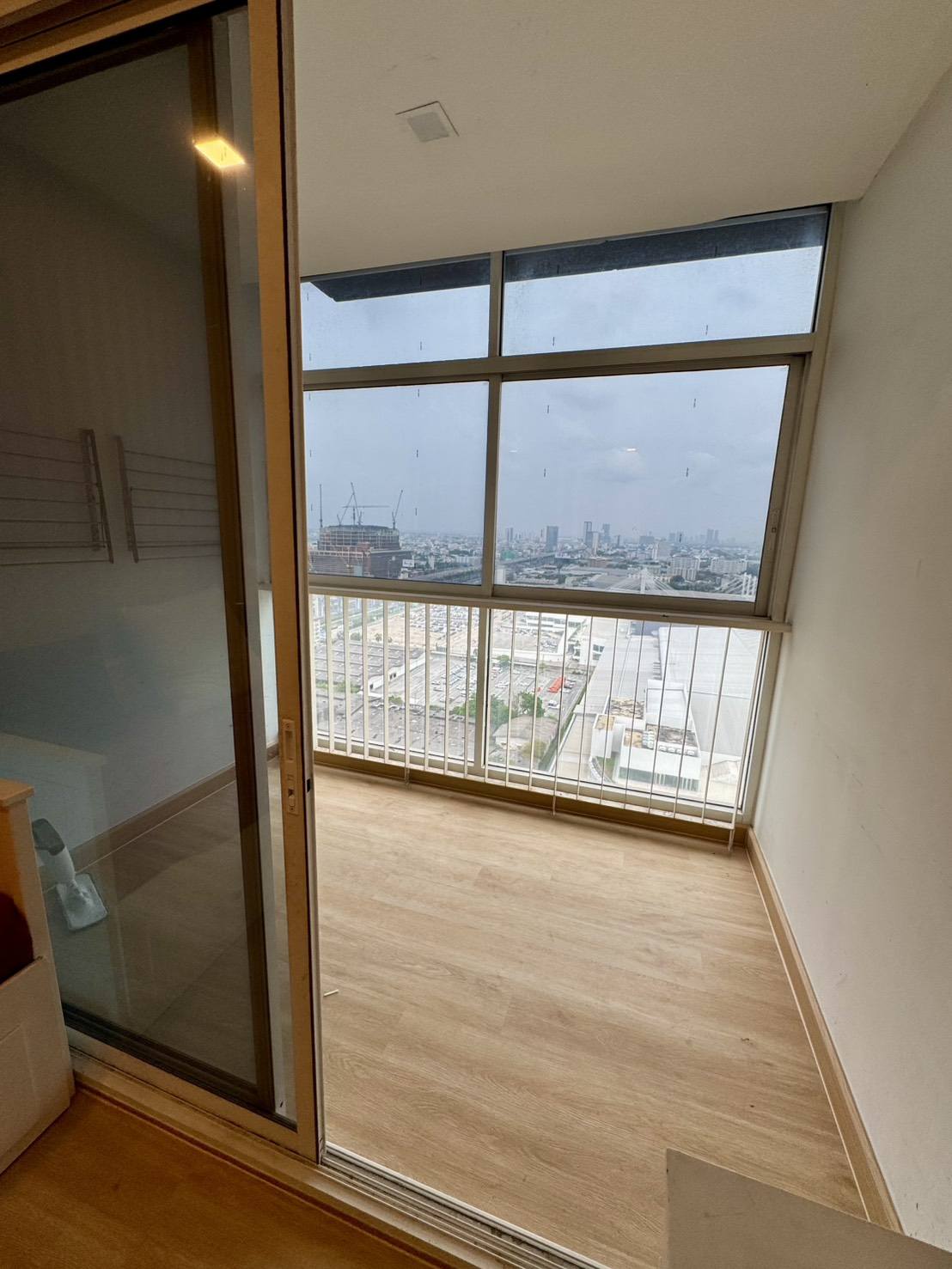 ให้เช่าห้องแบบ 2ห้องนอน 2ห้องน้ำ โซนพื้นที่ BTS บางนา คอนโด The Coast Condominium (เดอะ โคสต์ คอนโดมิเนียม) High Rise ขนาดห้อง 58 ตรม. ชั้น 28 ตึก A