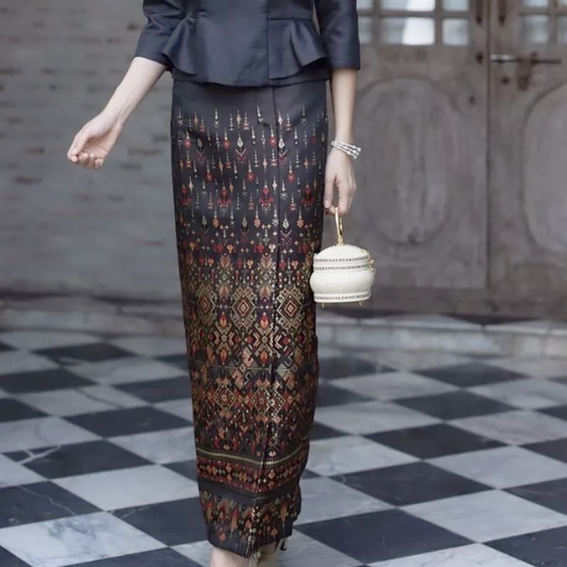 kudapy ผ้าถุงทอลายผ้าไหมแพรวากาฬสินธุ์ สีแดง สีน้ำตาลทอง สีดำ สีเขียว สีดำ งานเนียบ ผ้าทอลายอย่างดี เก็บเอวสวยมากค่ะ