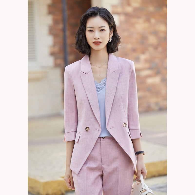 kudapy ชุดสูททำงานผู้หญิงสีเทา/สีชมพู แต่งกระดุมหน้าแขนห้าส่วนพร้อมกางเกง จุดเด่นของชุดนี้คือได้ลุคที่สดใส