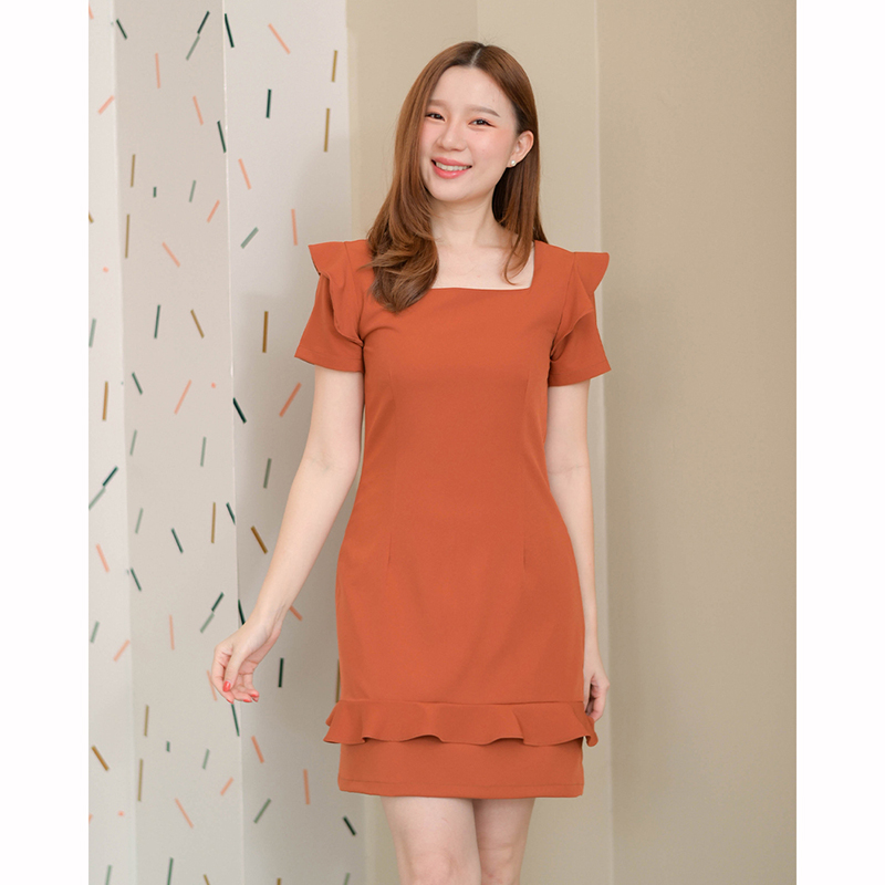 kudapy เดรสสั้นสีส้มอิฐ/สีเขียว/สีเหลือง/สีชมพู คอเหลี่ยม ดีไซน์น่ารัก มีระบายที่รอบแขนและช่วงชายเดรสเพิ่มความหวาน ใส่ง่ายได้หลายโอกาส