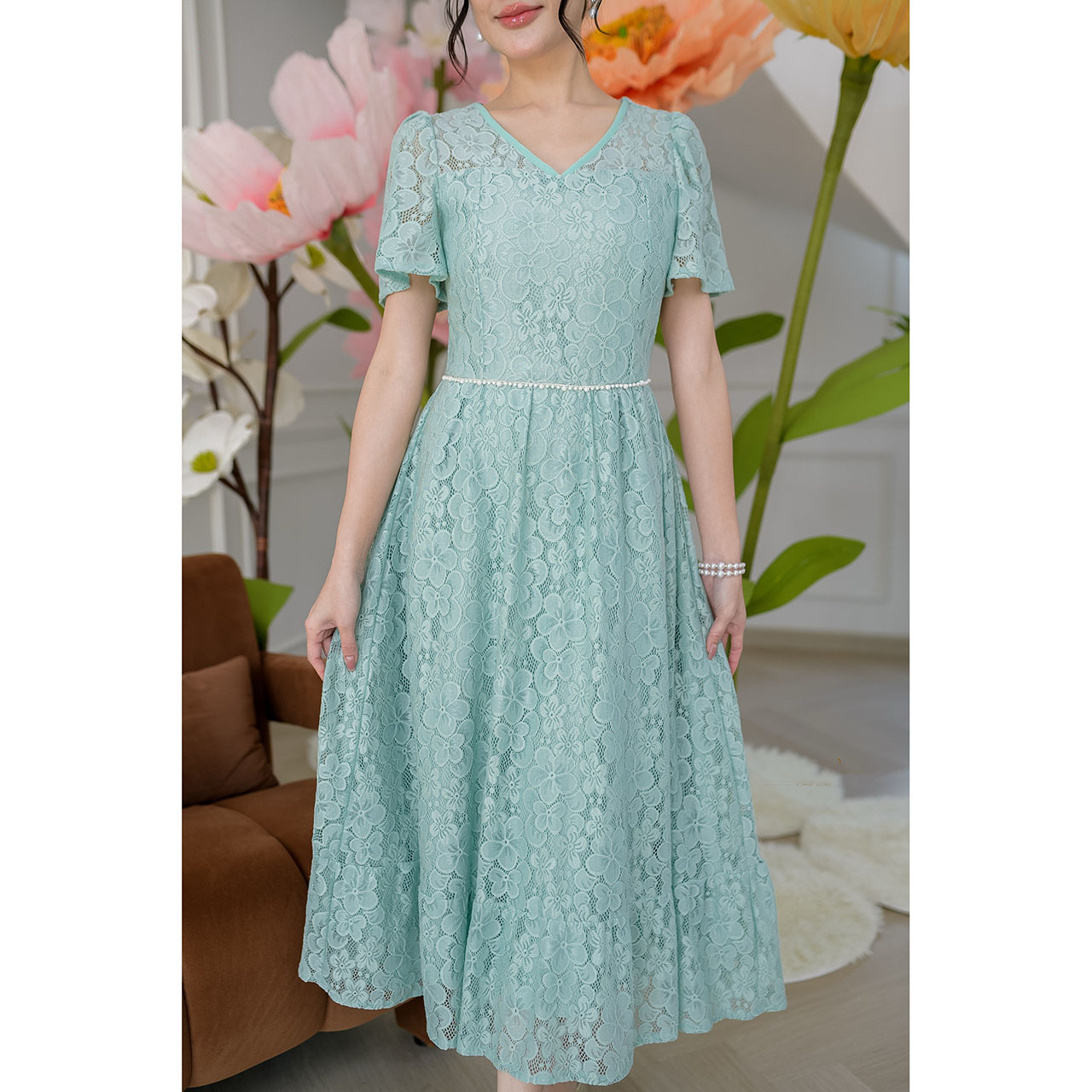 kudapy เดรสยาวผ้าลูกไม้เนื้อนุ่มนิ่ม คอวีแขนสั้นชายกระโปรงแต่งระบาย ช่วงเอวเย็บแต่งประดับมุกรอบเอว เพิ่มความสวยหวาน