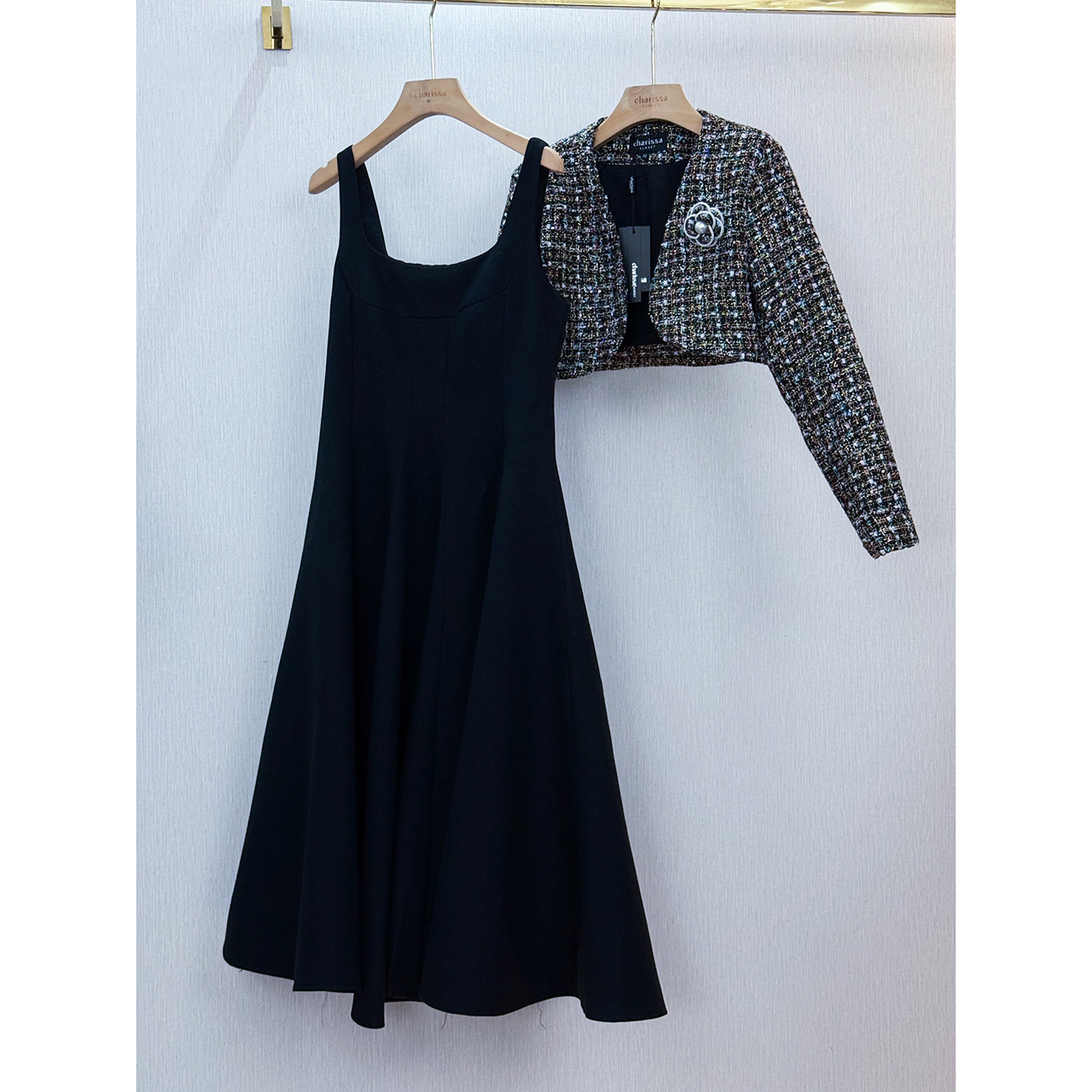 kudapy เดรส+เสื้อครอป+เข็มกลัดดอกไม้ ผ้าพรีเมี่ยมทวิตที่ เดรสเป็นทรงเข้ารูปช่วงเอว มีความพองช่วงล่างน่ารักมาก ซิปซ่อนด้านหลัง มีซับใน