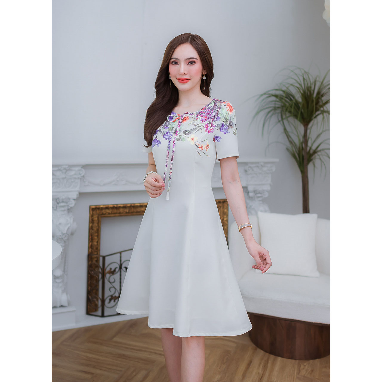 kudapy เดรสสั้นสีกรม/สีครีม พิมพ์ลาย ทรงเรียบ ใส่สบาย เก็บทรงช่วงเอว เล่นลายเชิงช่วงไหล่และแขน เป็นซิปหลังมีซับใน