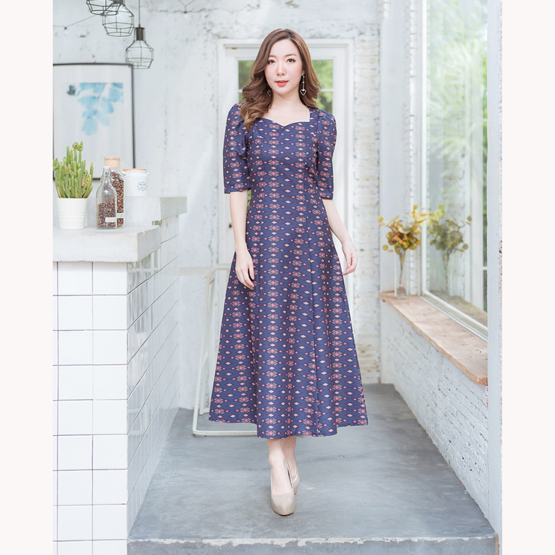 kudapy เดรสยาวผ้าไทยพิมพ์ลายสีแดง/สีชมพู/สีกรม คอเหลี่ยม หยักแขนตุ๊กตา ลายไทยทรงสวย