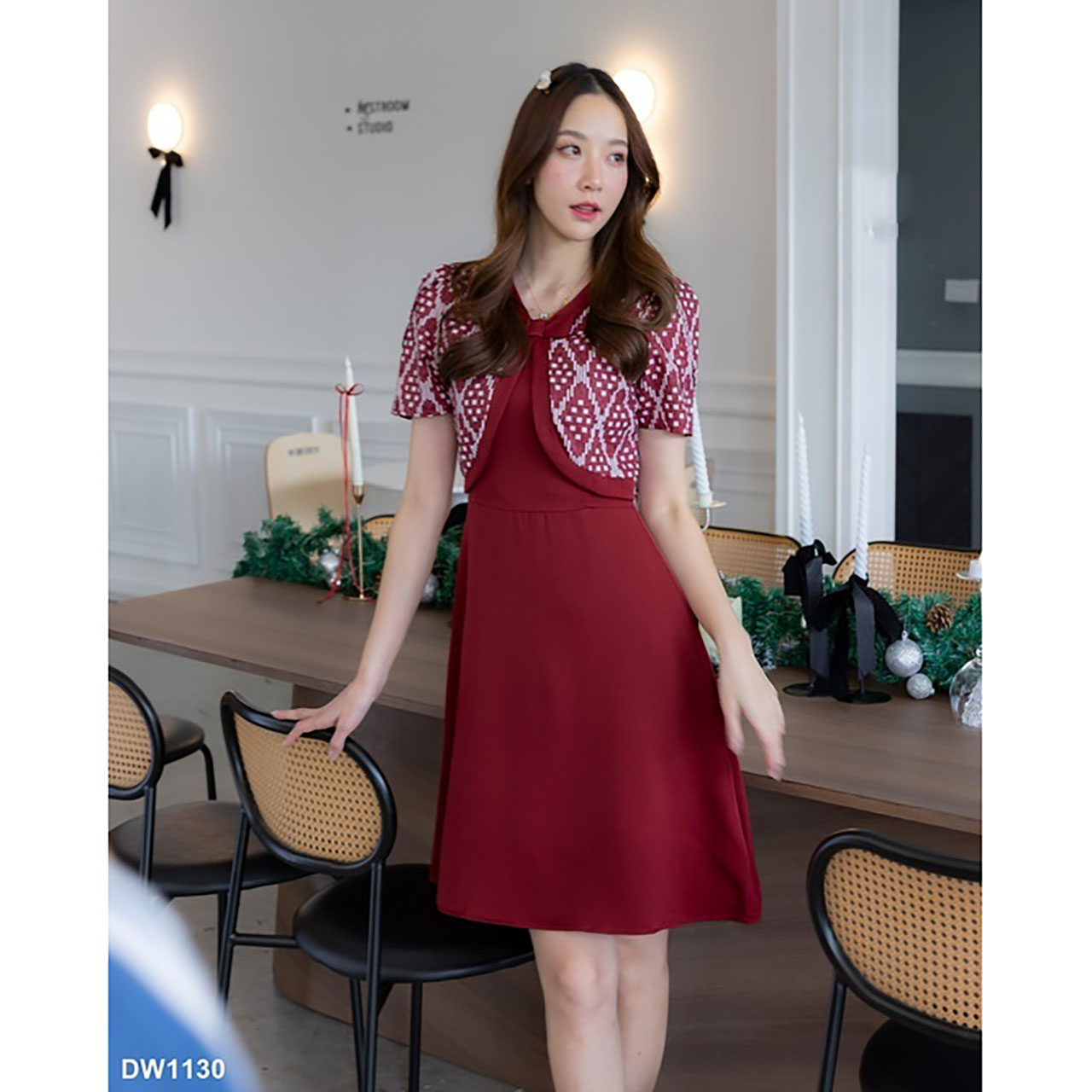 kudapy เดรสสั้นสีกรม/สีแดง/สีชมพู เดรสสีพื้นเสื้อลายไทยคอวีแต่งโบว์ 1 ชิ้น