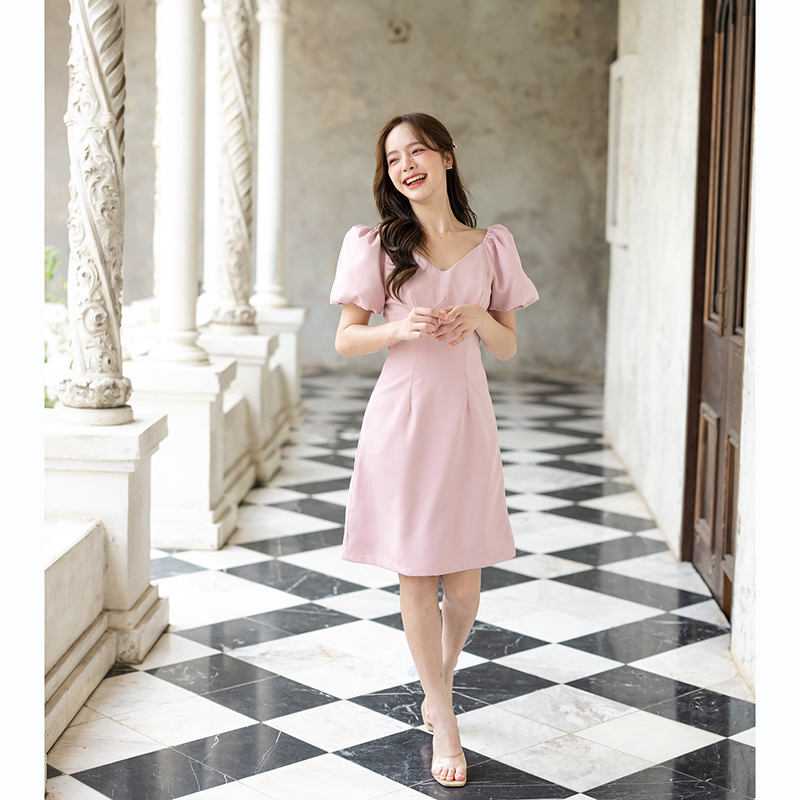 kudapy เดรสสั้นสีชมพู/สีเขียวมัทฉะ/สีครีม แขนตุ๊กตาคอวีไปเดท ไปทำงาน ลุค 2 ดึงแขนเสื้อลงมาปาดไหล่ ใส่ไปปาร์ตี้ ชิคๆ