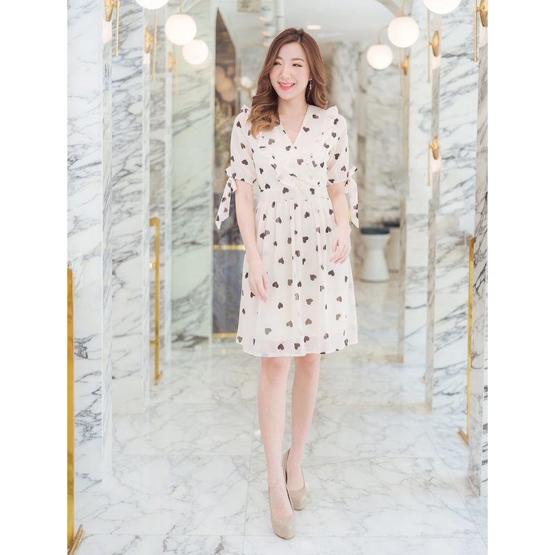 kudapy เดรสสั้นคอวีแขนสั้นผูกโบว์สีกรม/สีชมพู/สีครีม หัวใจอกระบายใส่ดูดีน่ารัก