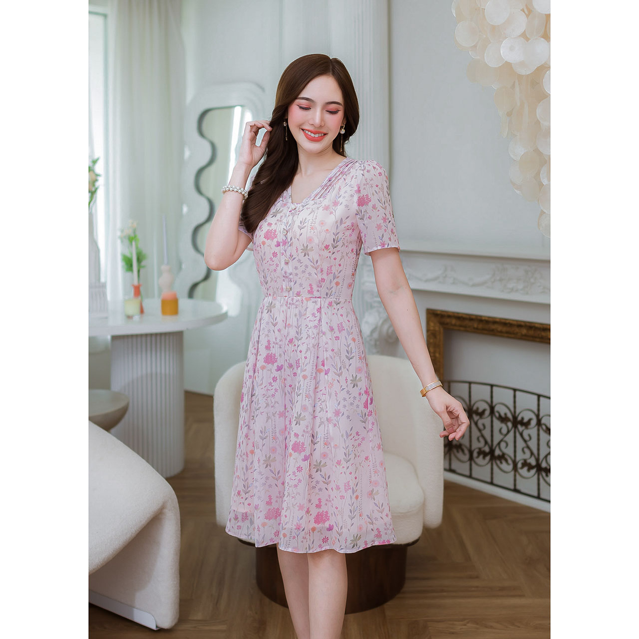 kudapy เดรสสั้นสีครีม/สีชมพู ชีฟองลายดอก ดีเทลตีเกล็ดแต่งกระดุม กระโปรงจับจีบสวย