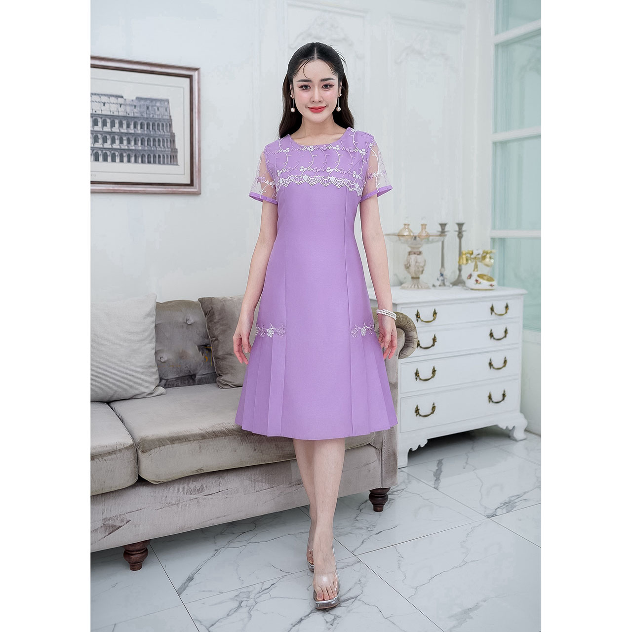 kudapy เดรสสั้น ผ้าไหมกระโปรงทวิสลูกไม้ปัก กระโปรงเป็นทรงเอ ด้านข้างทำเป็นจีบทวิสทั้งสองข้าง แต่งลูกไม้ดอกไม้ทูโทนประดับทั้งสองด้าน