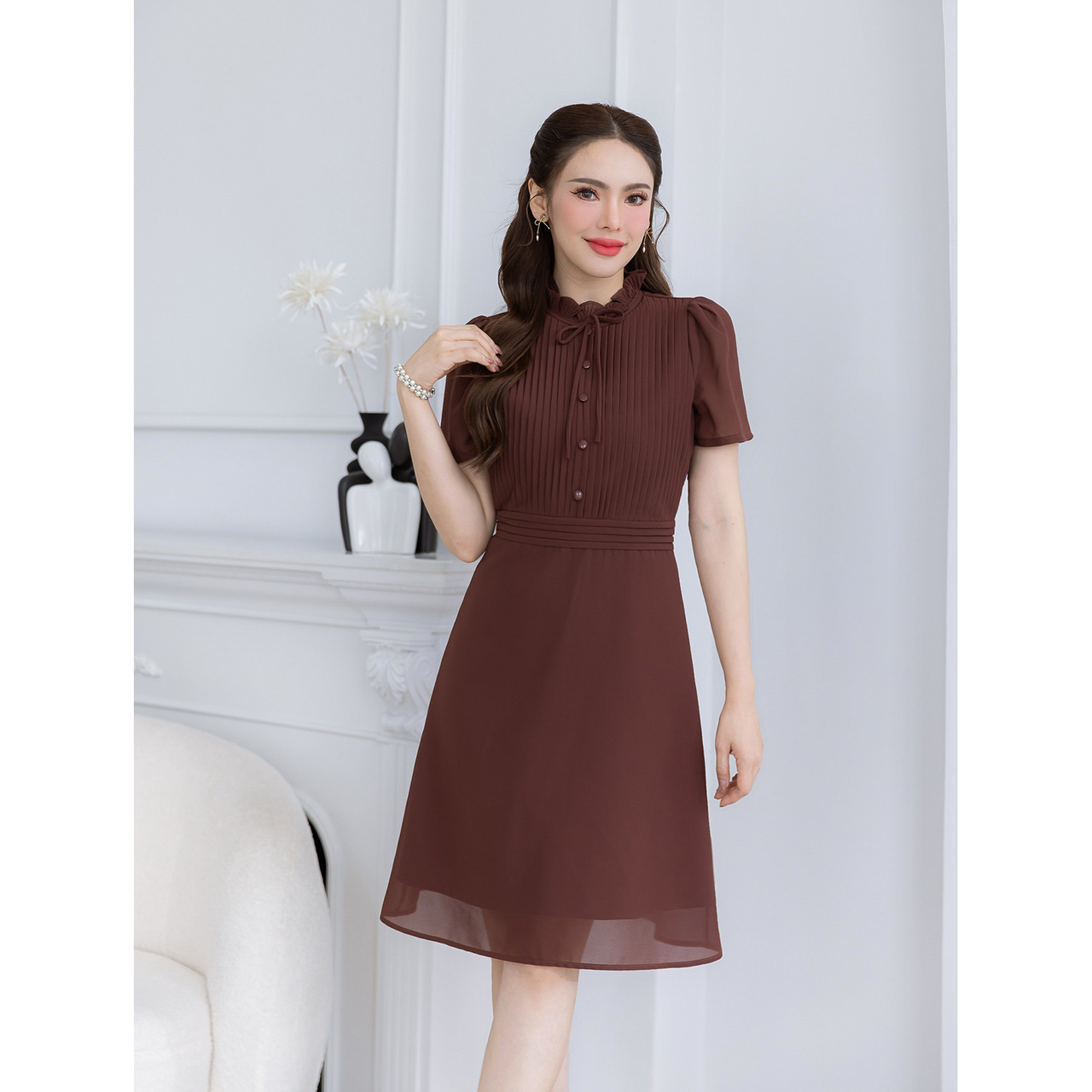 kudapy เดรสผ้าพื้นชีฟอง เย็บเป็นเกล็ดแนวตั้งด้านหน้าและขอบเอวแนวนอน ช่วงคออัดพลีทสวยมีวอลุ่ม แต่งโบว์และแต่งกระดุม