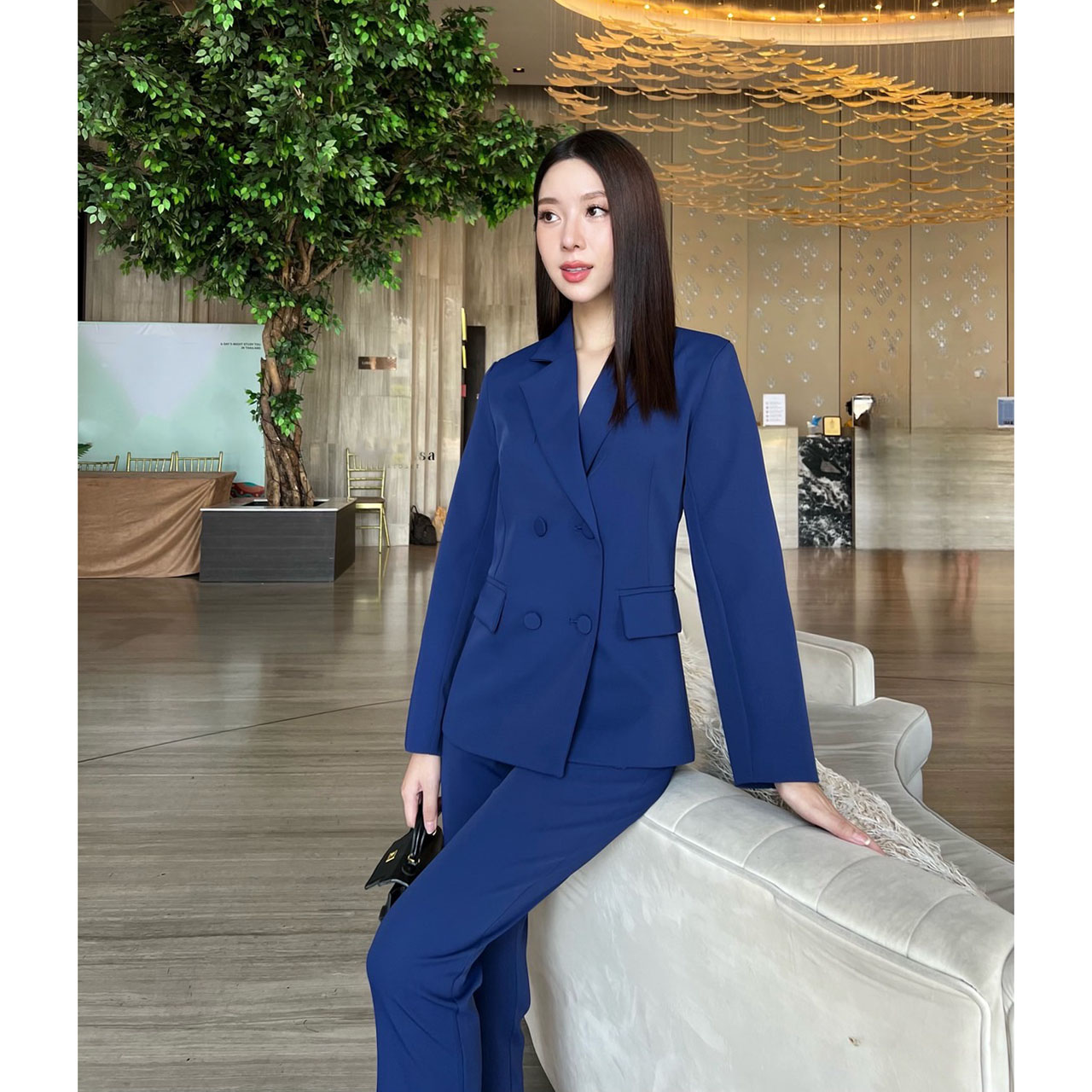 kudapy ชุดเซ็ทตัวเสื้อแต่งกระดุมด้านหน้า 4 เม็ด มีซับในทั้งชุด เย็บตีเกล็ดให้เข้ารูป ปลายแขนเสื้อแต่งกระดุม างเกงทรงกระบอกเล็ก 9 ส่วน ซิปกระดุมหน้า