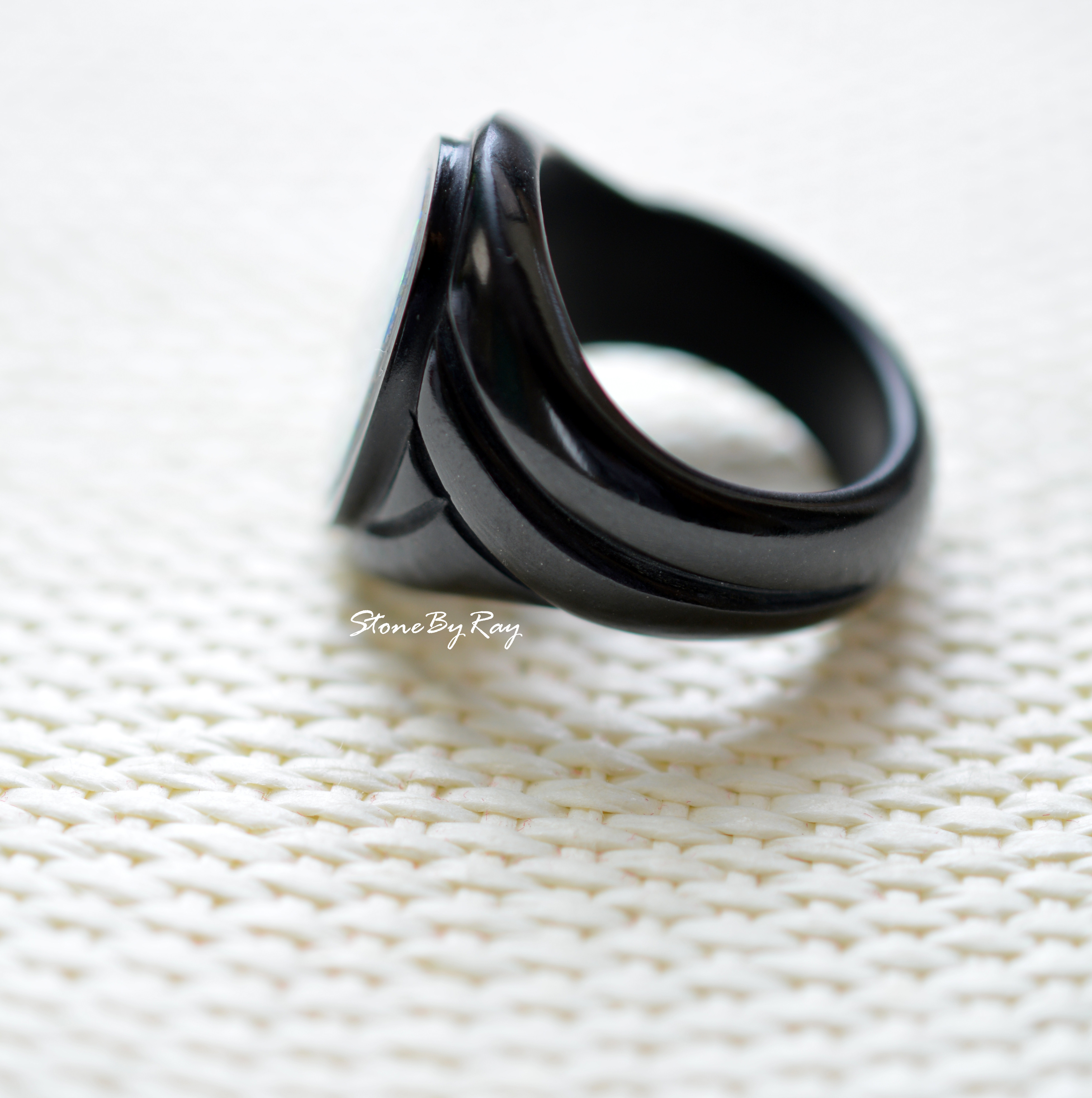 พลอยโอปอลดีไซน์กับแหวนหินออนิคแกะสลัก (Opal with onyx carved stone ring.)