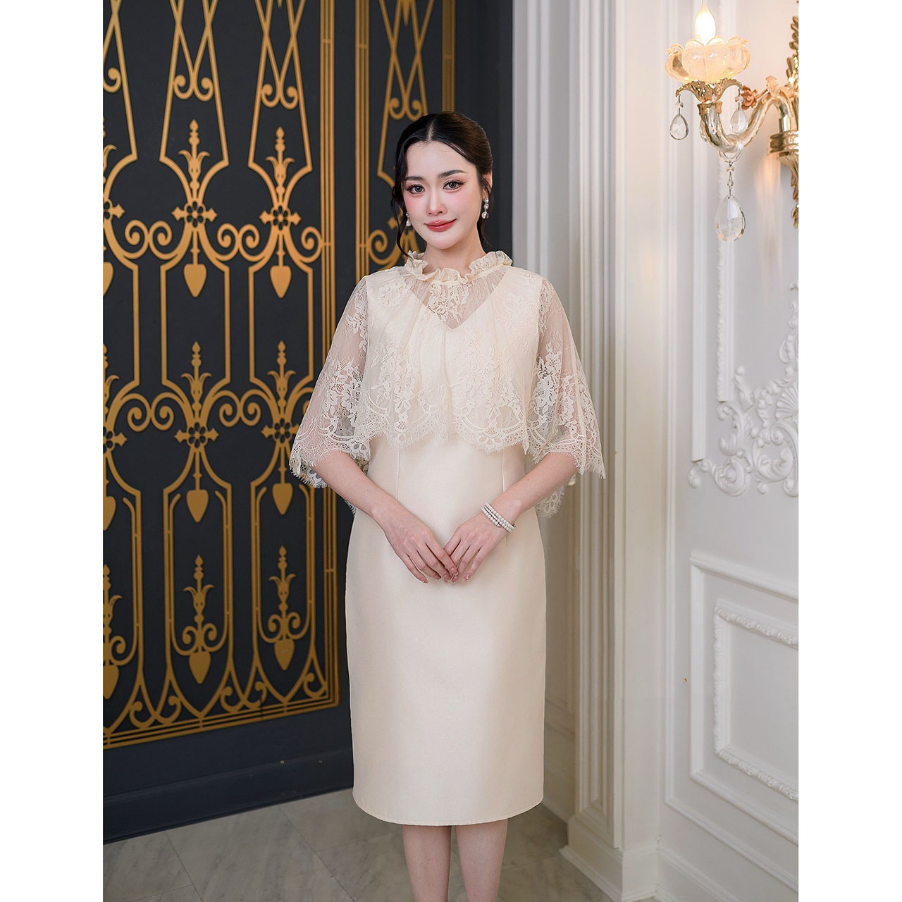 kudapy เดรสผ้าไหมอัดกาวทั้้งชุด าลูกไม้ฝรั่งเศสคอกลมเย็บแต่งจีบรอบคอได้ลุคหรูหรา ลูกไม้ปล่อยทิ้งตัวเป็นงานคลุมไหล่ด้านหน้าสั้นด้านหลังยาวถึงช่วงเอว