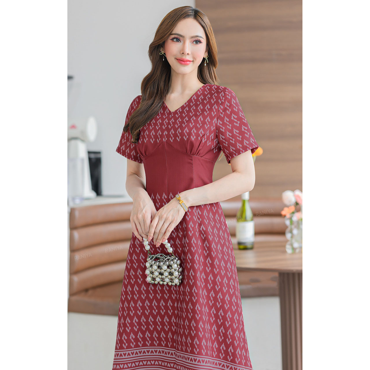 kudapy เดรสสั้นสีแดง/สีชมพู/สีน้ำตาล ผ้าโพลีเอสเตอร์ แต่งคอวีงานลายขอพระราชทาน มาพร้อมชิปซ่อนหลังใส่สบาย