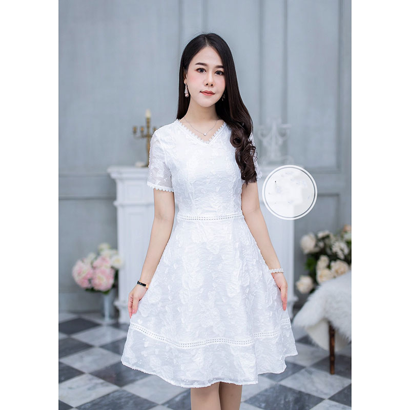 kudapy เดรสสั้นสีขาว/สีฟ้า ผ้าผสมมีเทคเจอร์ลายดอกนูนสวย แต่งด้วยลูกไม้ทั้งตัว รอบคอ รอบปลายแขน