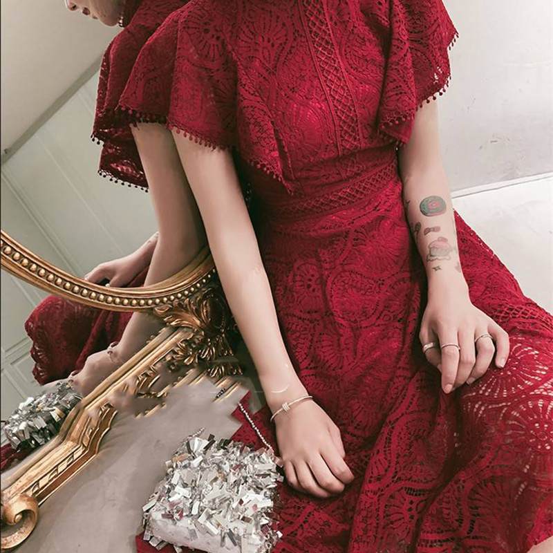 kudapy ชุดแม็กซี่เดรสยาวผ้าลูกไม้สีขาว/สีไวน์แดง เดรสคอตั้งแต่งระบายแขนทั้งสองข้าง ทรงระบายผ้าทิ้งตัวทรงสวยตามแบบ