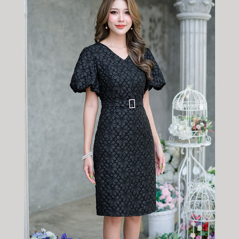 kudapy เดรสสั้นลูกไม้ผ้านูนสามมิติสีดำ /สีชมพูกะปิ เอวแต่งเข็มขัดผ้าหัวเพชร แขนพองเย็บกุ้นด้านในให้เป็นจีบพองดูสวยหรูแบบเก๋มาก