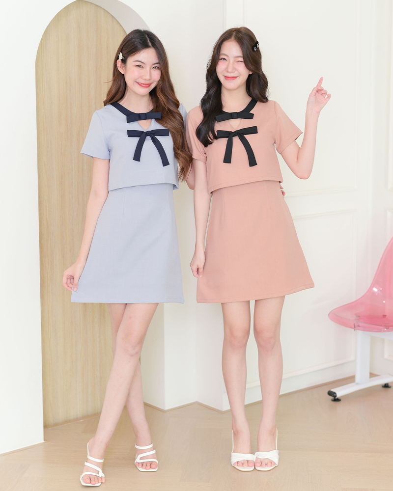 kudapy เดรสแขนสั้นคอวี แต่งโบว์สีตัดตัวชุด 2 ชั้น เดรสชิ้นเดียวน ผ้าเนื้อนิ่มรีดง่ายใส่สบาย ซิปหลังมีซับในทั้งตัว