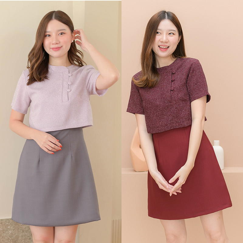 kudapy เดรสสั้นสีแดงเข้ม/สีม่วงลาเวนเดอร์ ทรงเอ ซิปหลังใส่ง่าย ตัวเสื้อผ้าชาแนล คอจีนติดกระดุมปั๊มสามารถแกะได้จริง ดีไซน์เย็บแยกชิ้นออกจากกระโปรง ดูภายนอกเหมือนใส่แยกชิ้นเก๋ๆ