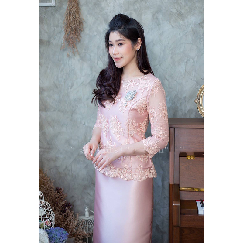 kudapy Set เสื้อลูกไม้แขนสามส่วนสีน้ำเงิน แดง โรสโกลด์ ชุดนี้ตัวเสื้อใช้ผ้าลูกไม้ปักเลื่อมอย่างดี มาพร้อมกระโปรงผ้าไหม สีพื้นทรงสอบผ้าสวย