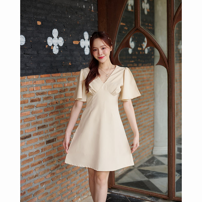 kudapy เดรสสั้นสีชมพู/สีเขียวมัทฉะ/สีครีม ตัวเสื้อเป็นคอวีจับจีบเดรปที่อก ต่อลงมาเป็นกระโปรงทรงเอบานเล็กๆ แขนเสื้อเป็นทรง Bell