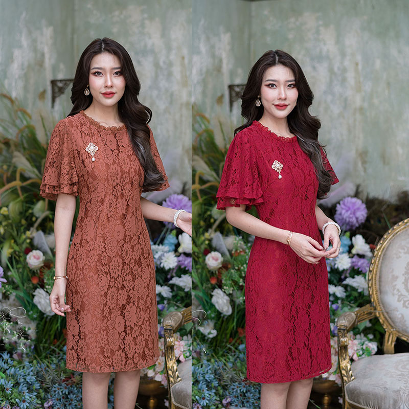 kudapy เดรสสั้นสีแดง/สีน้ำตาล แขนระบายแบบสวยใส่ง่าย ช่วงแขนแต่งดีเทลแขนบาน และระบายสองชั้น ดูเรียบแต่หรู