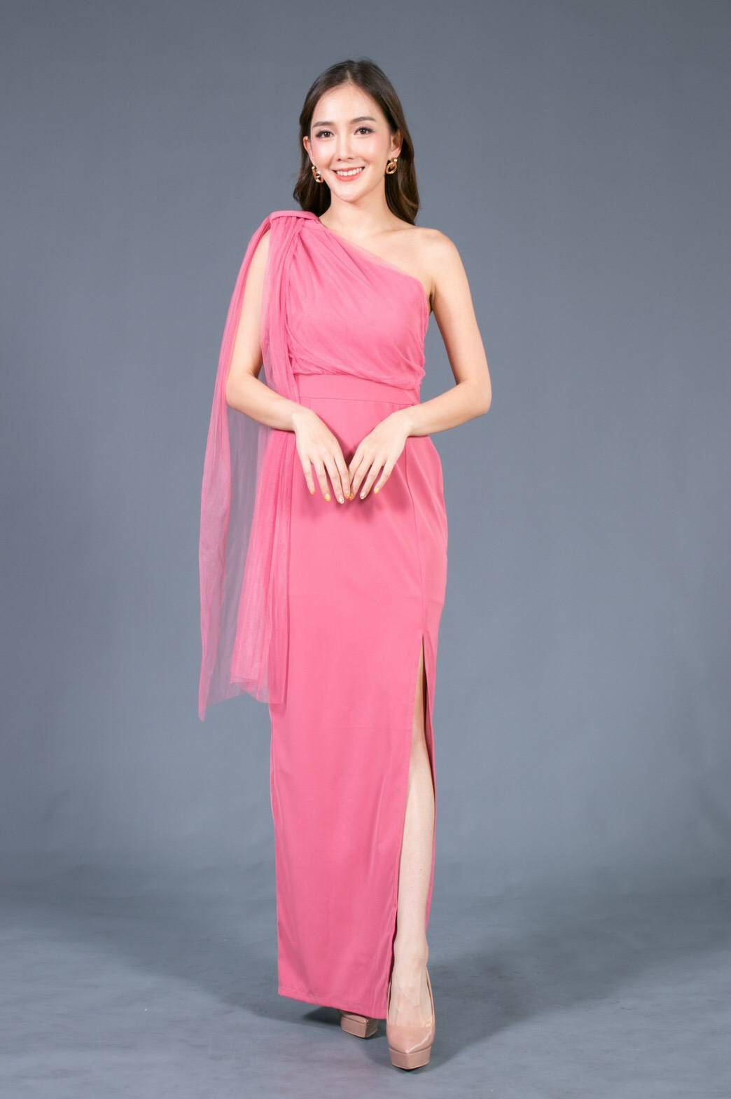 kudapy ชุดราตรียาวสายเดี่ยวแต่งโบว์สีชมพูสด กระโปรงทรงเอ ตีเกร็ดเอว ใส่แล้วเอวคอด พรางแขน พรางสะโพก มากค่ะ