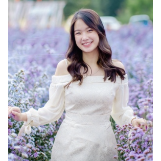 kudapy เดรสสั้นไปงาน เดรสผ้าไหมเปิดไหล่แขนยาวสีชมพู สีฟ้า สีครีมทอง แขนยาวผ้าชีฟองแต่งโบว์ที่ปลายแขน งานมีซับใน ซิบหลังอย่างดี