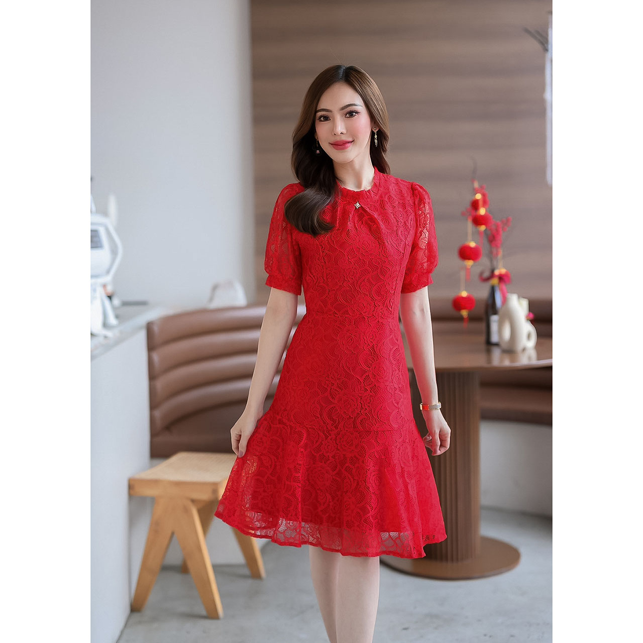 kudapy เดรสสั้นลูกไม้สีแดง ตรุษจีนนี้ต้องสวยปัง เป็นผ้าลูกไม้ลายสวย ทรงคอจีบแต่งจิวเวลรี่ ระบายชายกระโปรง สวยเรียบ