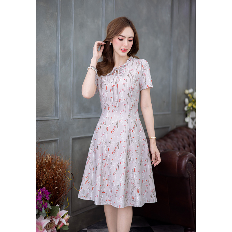 kudapy เดรสสั้นสีครีม/สีกะปิ พิมพ์ลายดอก ทรงสวยใส่ได้ทุกวัน เนื้อสัมผัสผ้าดีมากนุ่มลื่น ดีเทลจับจับช่วงคอผูกโบว์