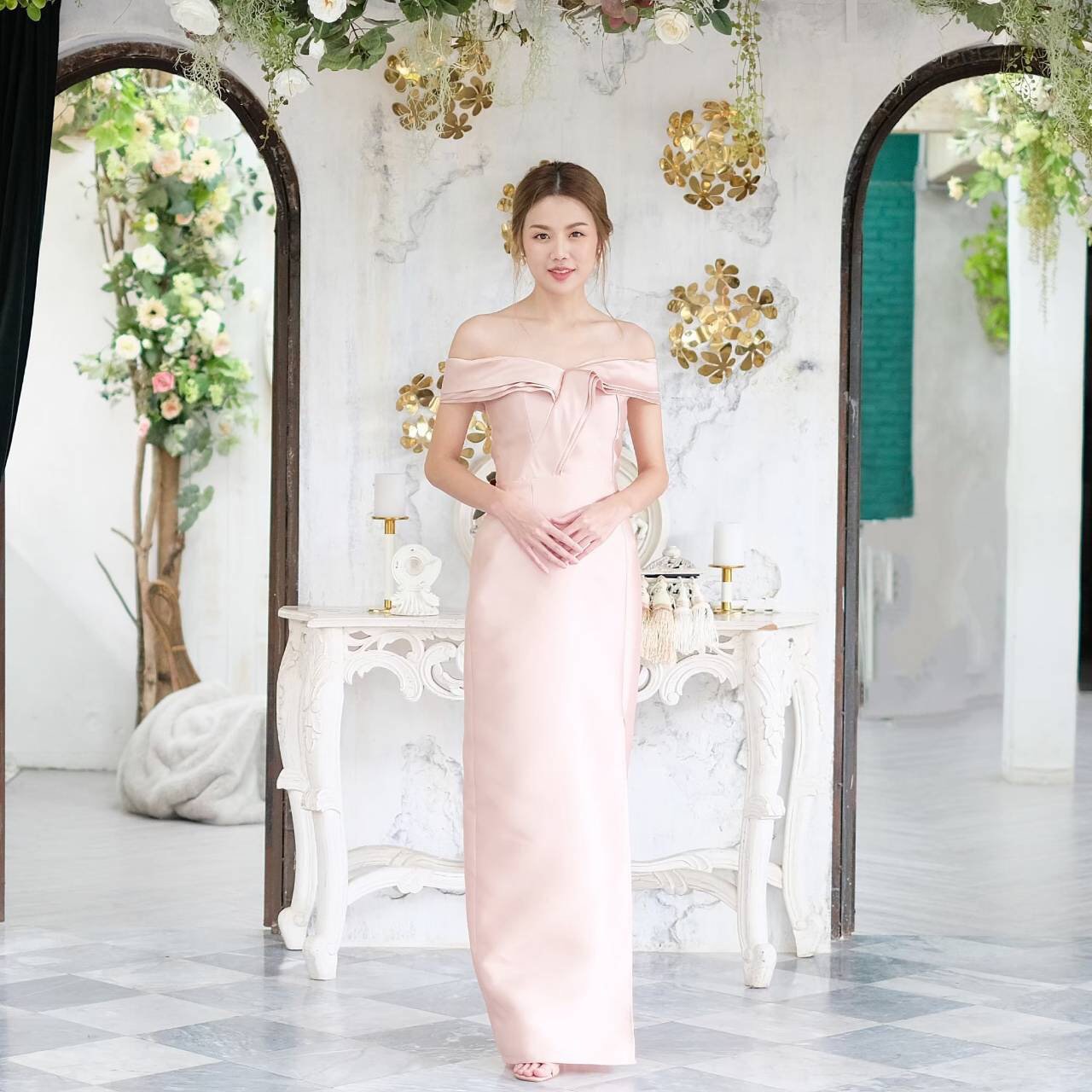 kudapy ชุดราตรียาวใส่ออกงาน สีชมพูโรสโกลด์,สีแดง ,สีเทาเงิน, สีทอง, สีน้ำเงิน ,สีชมพู เดรสเปิดไหล่ โคว้อกทรงเข้ารูป งานมีซับใน สวยมากๆ