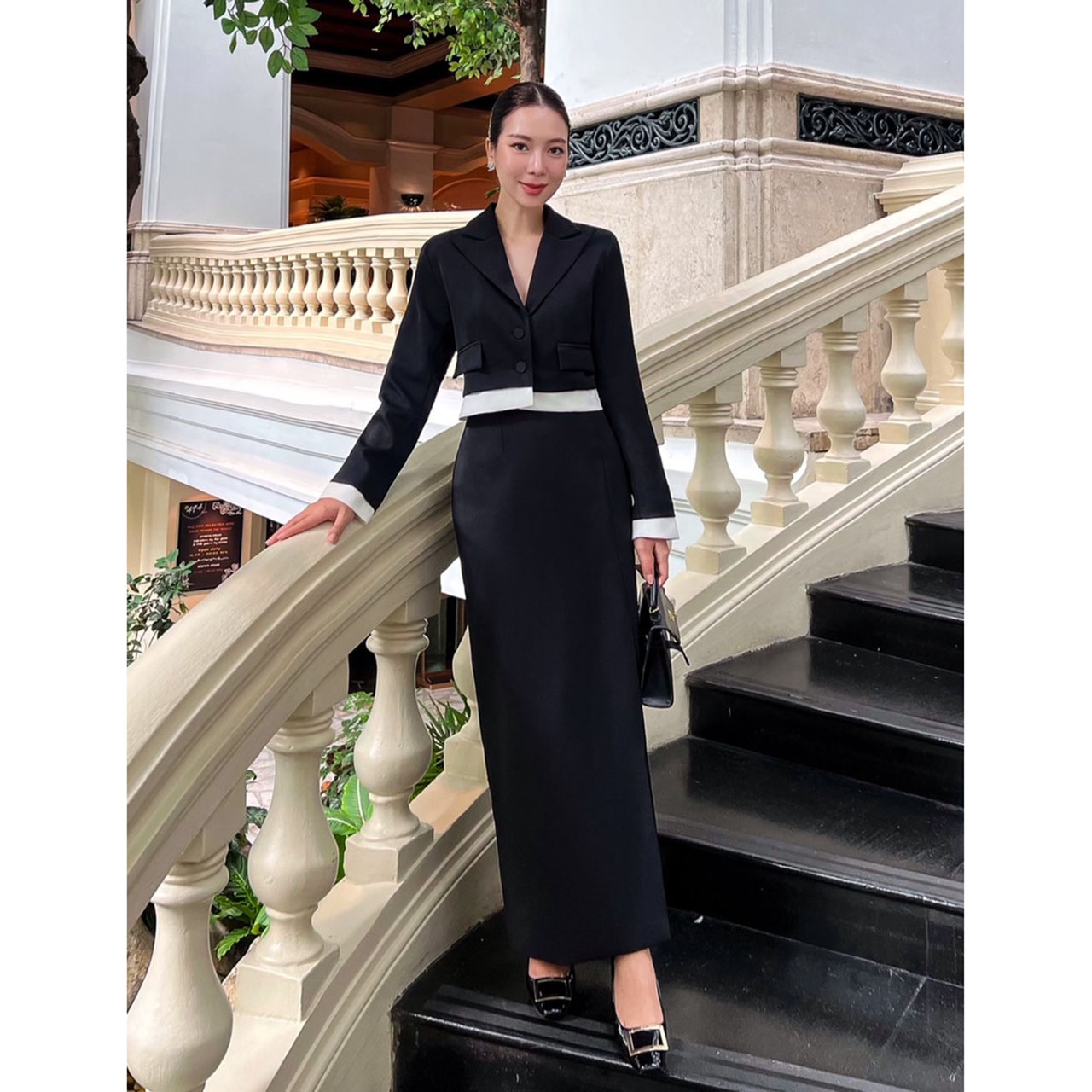 kudapy เซ็ทครอป กระโปรงยาว ตัวเสื้อแต่งกระเป๋าหลอก 2ข้าง ดับเบิ้ลเลเยอร์เป็นสีขาว กระดุมจริงสีเดียวกับผ้า แต่งปลายแขนสีขาว