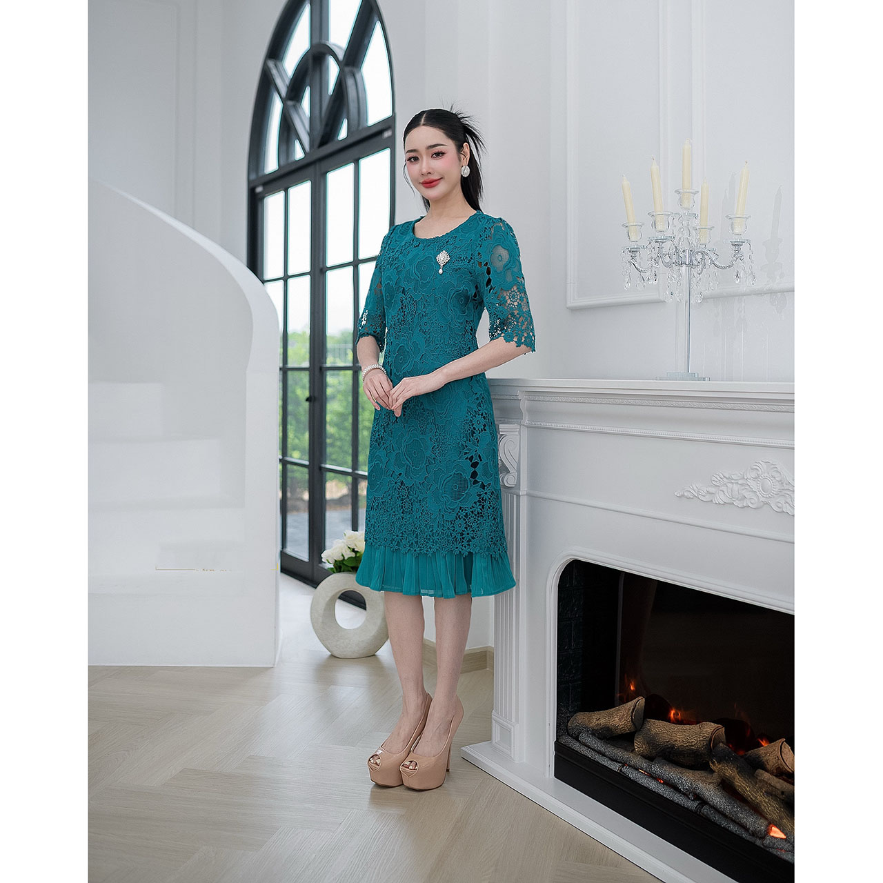 kudapy เดรสสั้นสีชมพูกะปิ/สีเขียว ลูกไม้ทอลายดอกไม้เนื้อนิ่มลายสวย แขนศอก เดรสทรงเรียบหรูใส่ง่าย แต่งชายกระโปรงพลีทด้านใน ผ้าทอลายเส้นเรียงสวยเกรดดี