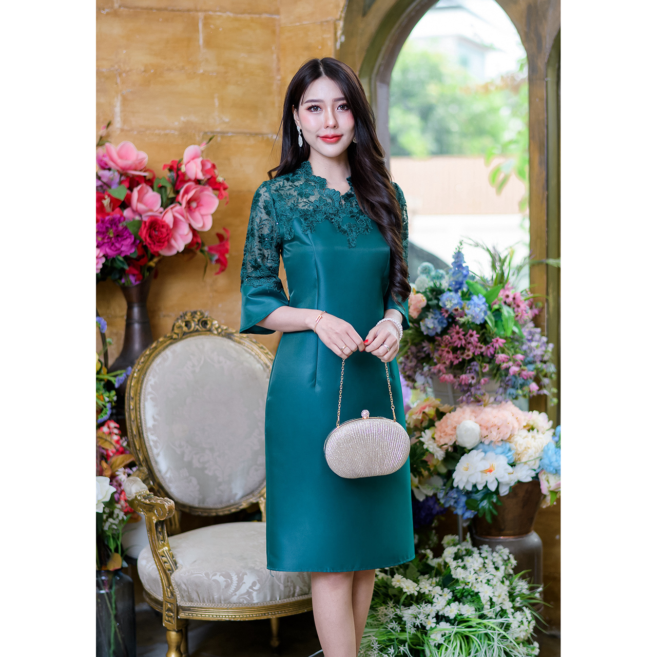 kudapy เดรสสั้นสีบานเย็น/สีเขียวเข้ม/สีน้ำตามทอง ผ้าไหมญี่ปุ่นแต่งลุกไม้ด้านบน ทั้งอก คอ และแขนเสื้อ ดีไซน์สวยหรูงานคอตั้ง