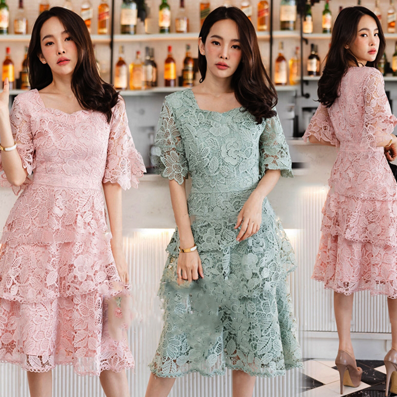 kudapy ชุดเดรสยาว ผ้าลูกไม้ สีชมพู/สีเขียวมิ้นท์ คอเหลี่ยม แขนสั้นบาน กระโปรงเอบานระบาย 3ชั้น