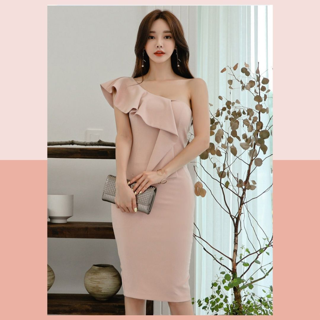 kudapy ชุดเดรสสั้นใส่ออกงานสีแดง/สีชมพู ทรงเข้ารูป ไหล่เฉียงแต่งระบาย ชุดราตรี ชุดออกงาน ชุดไปงานแต่งงานงานสีแดง