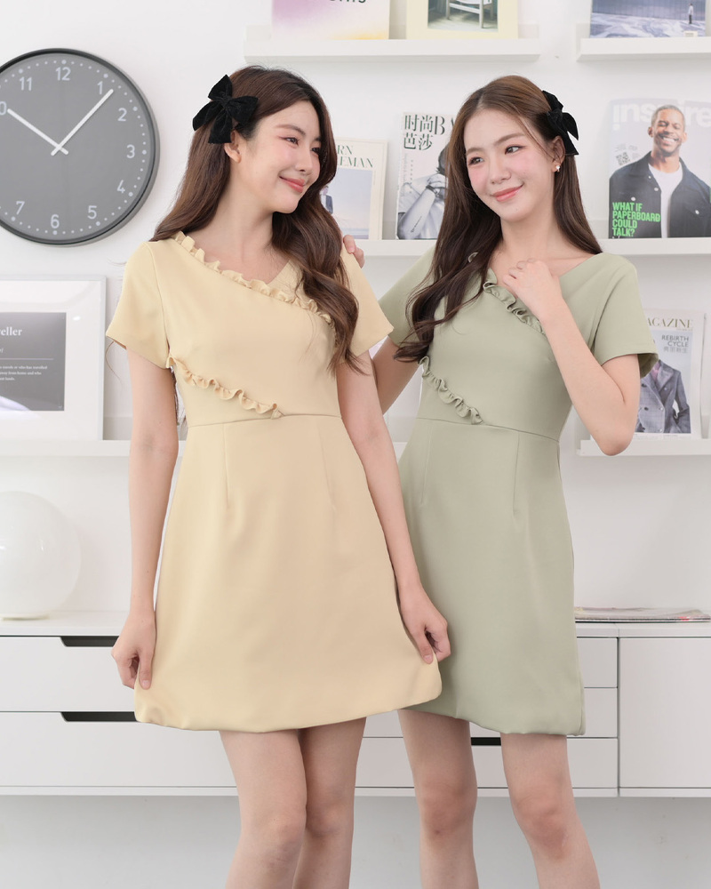 kudapy เดรสแขนสั้นคอวี ตัดต่อแนวเฉลียง ต่อรูดระบายเล็กๆบนตัวเสื้อ กระโปรงทรงเอบานเล็กน้อย ซิปหลัง