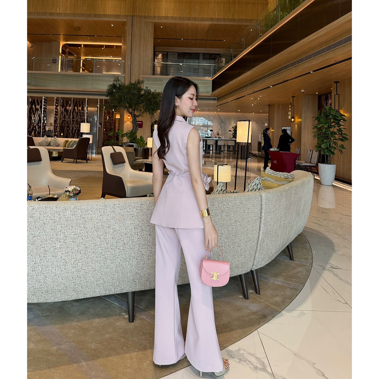 kudapy เซ็ทแขนกุดมาพร้อมกับกางเกงขายาว มีซับในทั้งตัว เสื้อแขนกุดปกสูท เย็บเข้ารูป กระเป๋าจริง