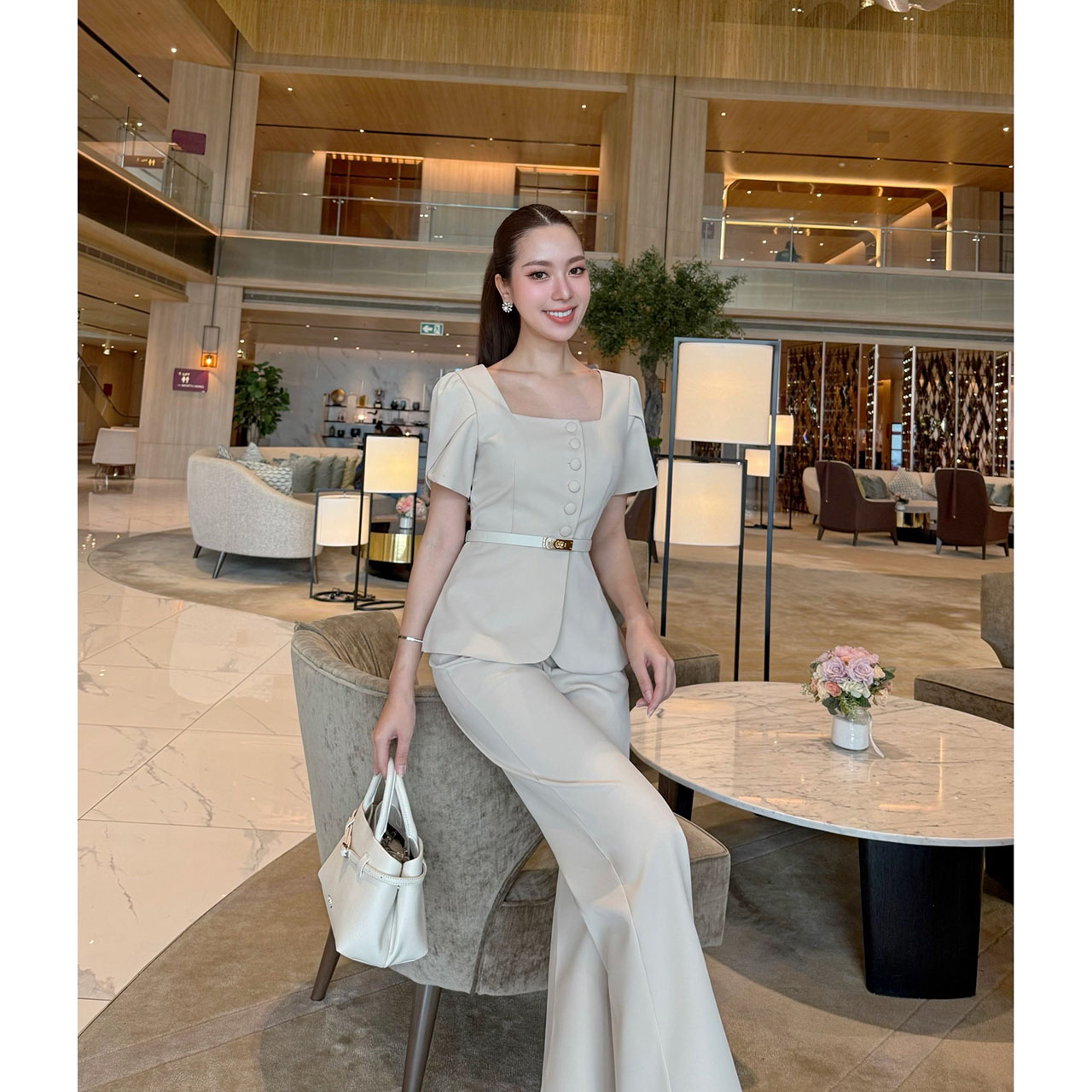 kudapy เซ็ตโทนช็อกโกแลต/ครีมทรงสวย” ลุคเวิร์คกิ้งวูแมนที่พร้อมเปล่งประกายในทุกโอกาส คอเหลี่ยม เสริมดีเทลกระดุมหน้า