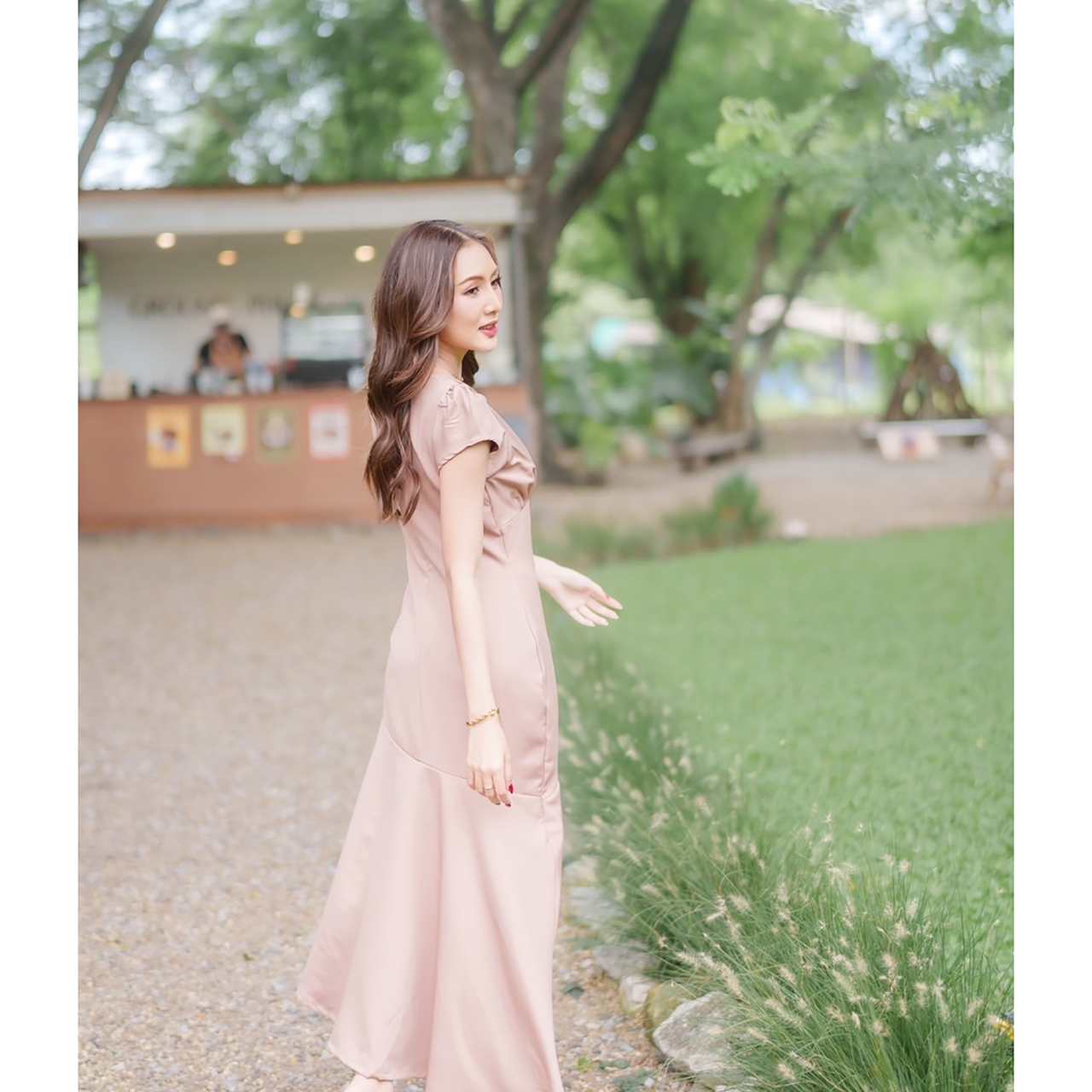 kudapy เดรสยาวดีไซน์คอวีเย็บรูดใต้อกช่วยขับรูปร่างให้ดูมีมิติ