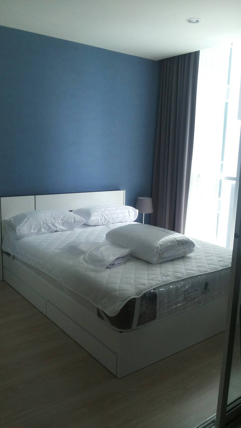 ปล่อยเช่าคอนโด Noble Revolve Ratchada (โนเบิล รีวอลฟ์ รัชดา) - เฟอร์เครื่องใช้ไฟฟ้าครบครั้น - การเดินทาง: เพียง 80เมตร MRT ศูนย์วัฒนธรรม