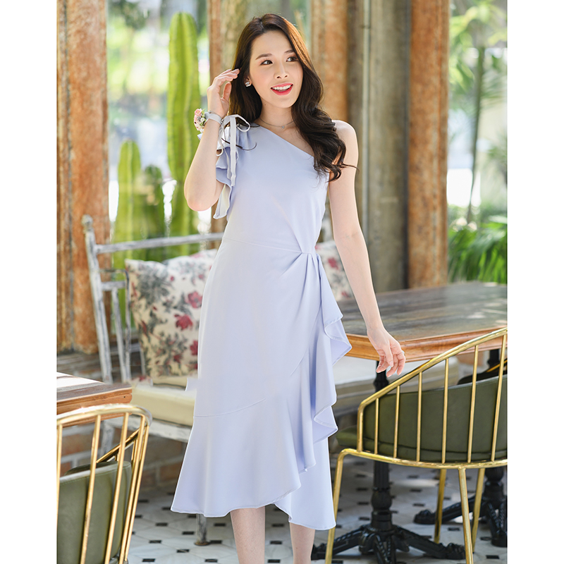 kudapy เดรสสั้นสีชมพู/สีกรม/สีฟ้าเทา/สีครีม ออกงาน ดีไซน์ปังๆ เป็นเปิดไหล่ 1 ข้างอีกข้างเป็นระบาย จับจีบช่วงเอว แต่งระบายลงมาช่วงกระโปรง